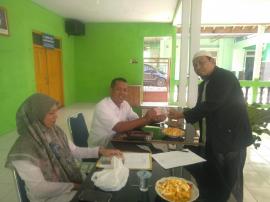 SENYUM IBU-IBU KADER DI TENGAH NAIKNYA HARGA KEBUTUHAN 